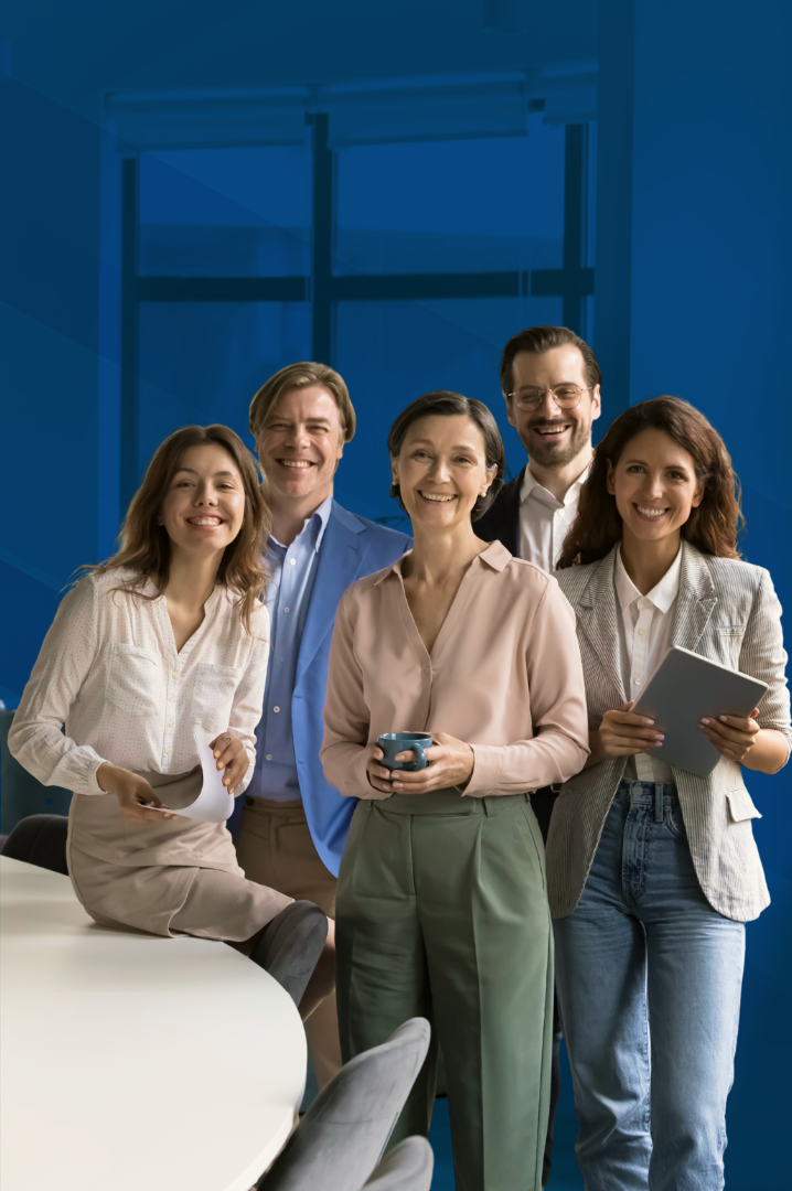 diverse,team,of,cheerful,happy,business,employees,meeting,in,office,